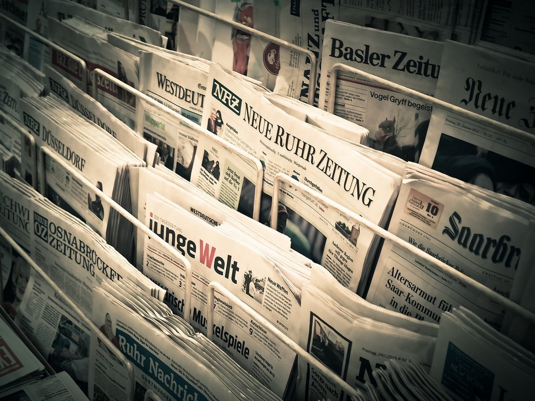 Photo représentant plusieurs journaux dans un kiosque à journal